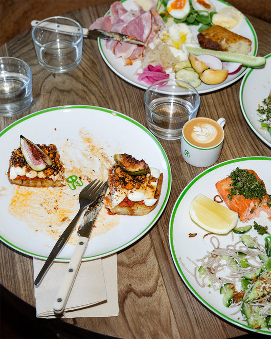Red Edge White Scallop Platter – In The Roundhouse