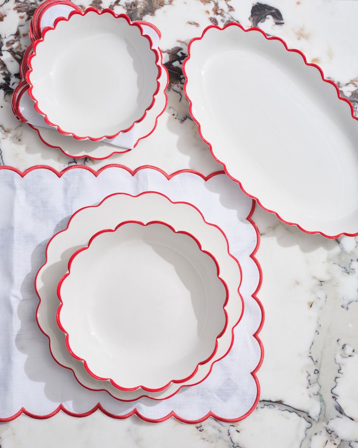 White and Red Scalloped Napkin and Placemat Set - Set of 4